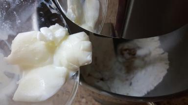 4．加入牛奶冰块。