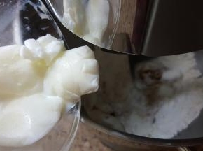 4．加入牛奶冰块。