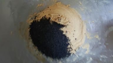 6．当面团充分搅拌均匀后，加入炒熟的黑芝麻。