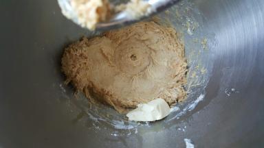 5．搅匀后分次加入黄油，继续进行搅拌。