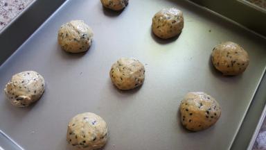 7．面团拌匀后，分成30克一个的小球，放在不粘烤盘上静置20分钟左右。