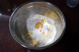 低筋面粉180克、黄油70克、细糖20克、盐2克、蛋黄1个加入盆中。