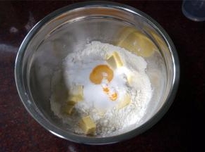 低筋面粉180克、黄油70克、细糖20克、盐2克、蛋黄1个加入盆中。