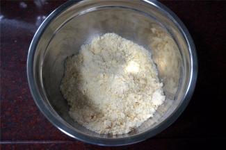 用手抓散成颗粒状。