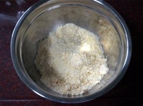 用手抓散成颗粒状。