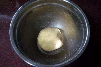 加入水揉成团，盖保鲜膜静置15分钟。