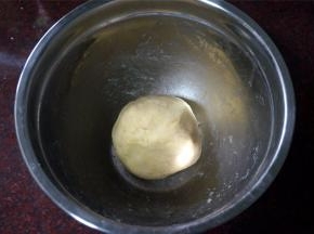 加入水揉成团，盖保鲜膜静置15分钟。