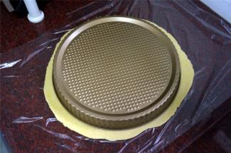 掀起硅胶垫，然后将派盘盖在面片上，如图。