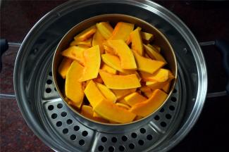 将南瓜切成小块，蒸熟。