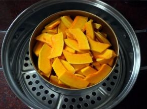 将南瓜切成小块，蒸熟。