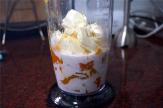 沥去多余水后与奶油奶酪、椰浆，一起放入料理杯中。