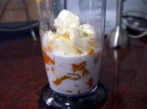 沥去多余水后与奶油奶酪、椰浆，一起放入料理杯中。