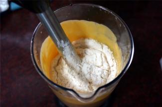 然后筛入低筋面粉，拌匀。