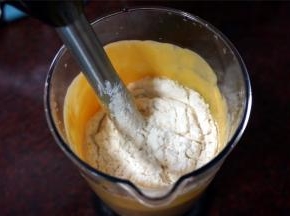 然后筛入低筋面粉，拌匀。