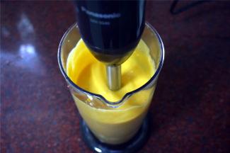 搅拌成细腻的糊后，加入细糖和鸡蛋继续搅拌均匀。