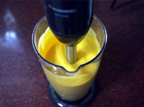 搅拌成细腻的糊后，加入细糖和鸡蛋继续搅拌均匀。