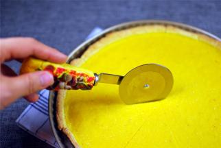 烘烤出炉后用披萨刀切成小块，然后撒入适量的椰蓉即可。