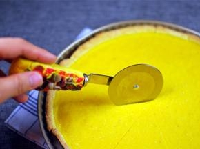 烘烤出炉后用披萨刀切成小块，然后撒入适量的椰蓉即可。