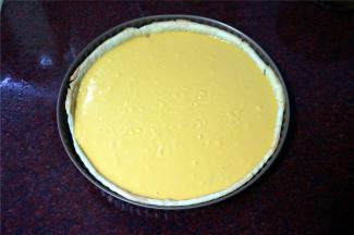 将搅拌好的内陷加入到烤好的派皮中，上下火170度，烘烤约20分钟。