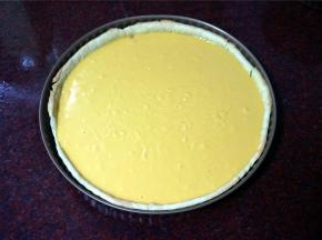 将搅拌好的内陷加入到烤好的派皮中，上下火170度，烘烤约20分钟。