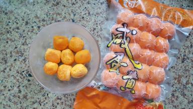 1．取8个小号的蛋黄，提前浸油处理，喷白酒，烤箱中烤熟，烤熟后冰箱冷藏一晚。