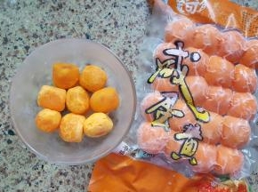 1．取8个小号的蛋黄，提前浸油处理，喷白酒，烤箱中烤熟，烤熟后冰箱冷藏一晚。