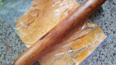 2．蛋黄装在保鲜袋中，用擀面杖辅助碾压碎。