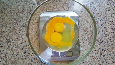 3．取三个鸡蛋放在碗中，大约158克。