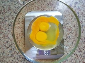 3．取三个鸡蛋放在碗中，大约158克。