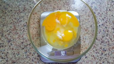 4．加入白砂糖90克，搅拌均匀。