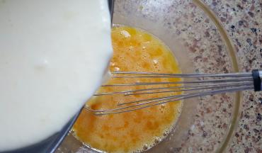 5．加入牛奶和淡奶油拌匀。