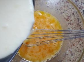 5．加入牛奶和淡奶油拌匀。