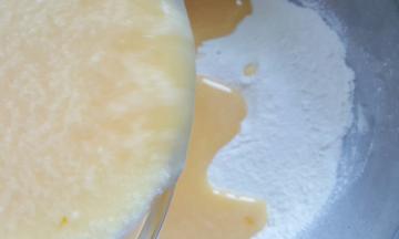 6．倒入过筛好的粉类中。