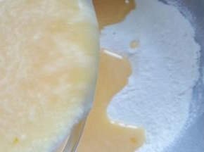 6．倒入过筛好的粉类中。