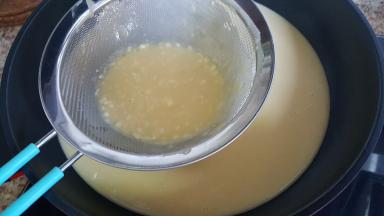 7．混合均匀后过筛，这样可以使面糊更加细腻。