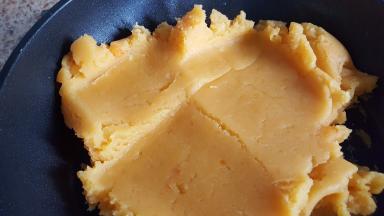 9．全程小火，用铲子不断的翻拌，防止糊底，炒至成团后再多炒几分钟，月饼馅要稍干一些。