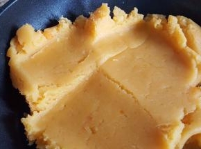 9．全程小火，用铲子不断的翻拌，防止糊底，炒至成团后再多炒几分钟，月饼馅要稍干一些。