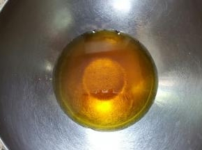 11．现在来制作月饼皮，转化糖浆加花生油，搅拌混合均匀。