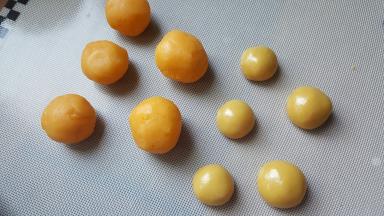 13．50克的月饼模具：15克皮，35克馅；75克的月饼模具：22克皮，53克馅。（当然多一点点也无所谓啦），对应的分好皮和馅，称量准确后备用。