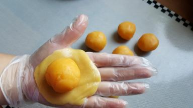 15．将馅料放在月饼皮上。