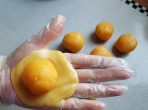 15．将馅料放在月饼皮上。