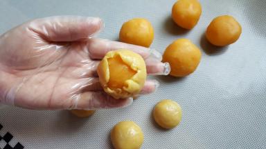 16．用皮包住馅料，中间最好不要留有空隙。