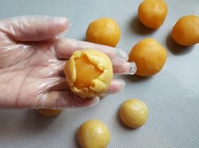 16．用皮包住馅料，中间最好不要留有空隙。