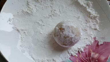 18．月饼包好后，放在玉米淀粉中滚一圈沾满淀粉防粘。