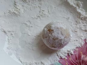 18．月饼包好后，放在玉米淀粉中滚一圈沾满淀粉防粘。