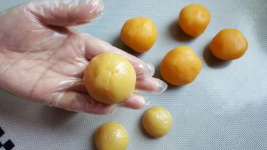 17．用虎口收紧月饼皮。