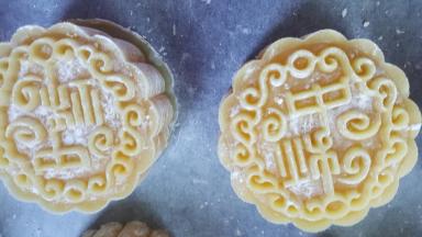 19．用自己喜欢的模具，压制月饼（阳晨月饼模具）。