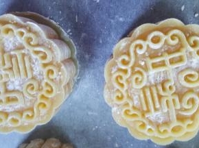 19．用自己喜欢的模具，压制月饼（阳晨月饼模具）。