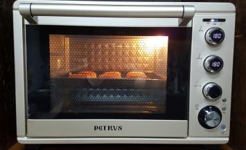 21．月饼上喷少许水，放在预热好的烤箱中，上下火180度，烤7分钟，取出用蛋黄水刷表面，再重新放入烤箱中，上下火180度，中层烤15分钟左右，至上色满意就可以了。