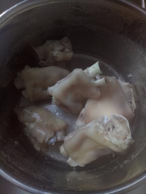 用热水煮猪脚3-4分钟去脏一下。再用冷水冲2-3次。